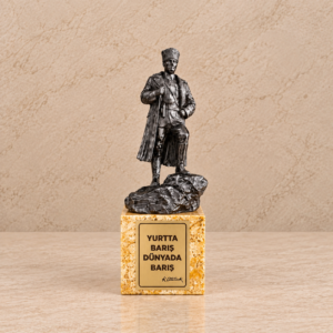 Kaideli Atatürk Heykeli "Yurtta Barış Dünyada Barış"
