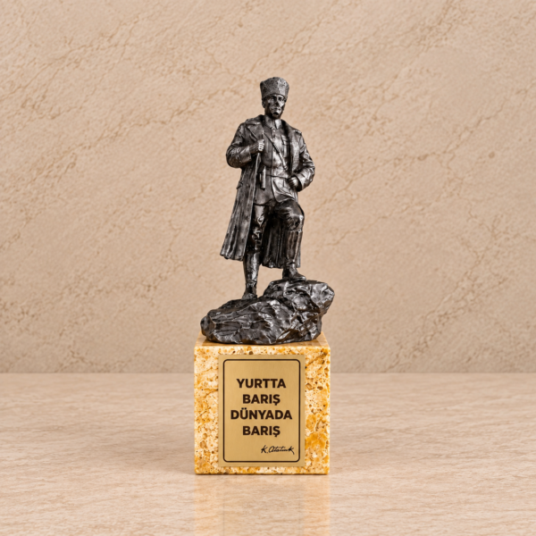 Kaideli Atatürk Heykeli "Yurtta Barış Dünyada Barış"